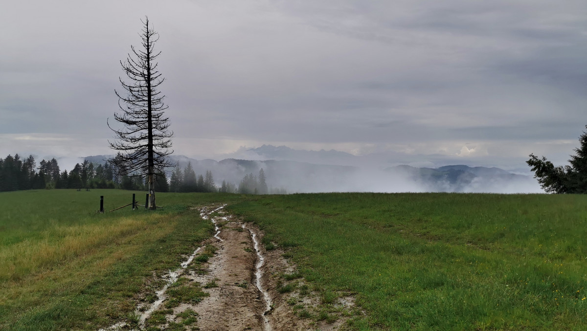 Beskidy. Deszczowa końcówka wakacji. Trudne warunki na szlakach