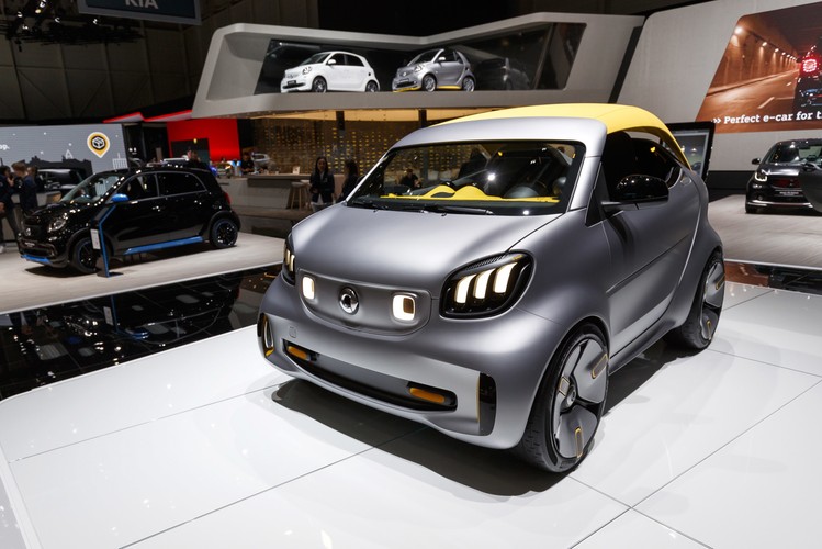Smart (czyli submarka Mercedes-Benz) zaprezentował Forease +. To auto przeznaczone do ruchu miejskiego o niewielkich gabarytach i silniku o niewielkiej mocy. Poprzednia wersja, prezentowana podczas salonu na zeszłorocznych targach w Paryżu, wyposażona była w silnik o mocy około 80 KM i skromnej, 17,6 kWh baterii. Maksymalna prędkość tego małego auta to 160 km/h.