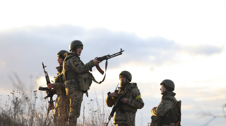 Ukrán katonák, védekezésre felkészülve /Fotó: EPA/ALISA JAKUBOVICS