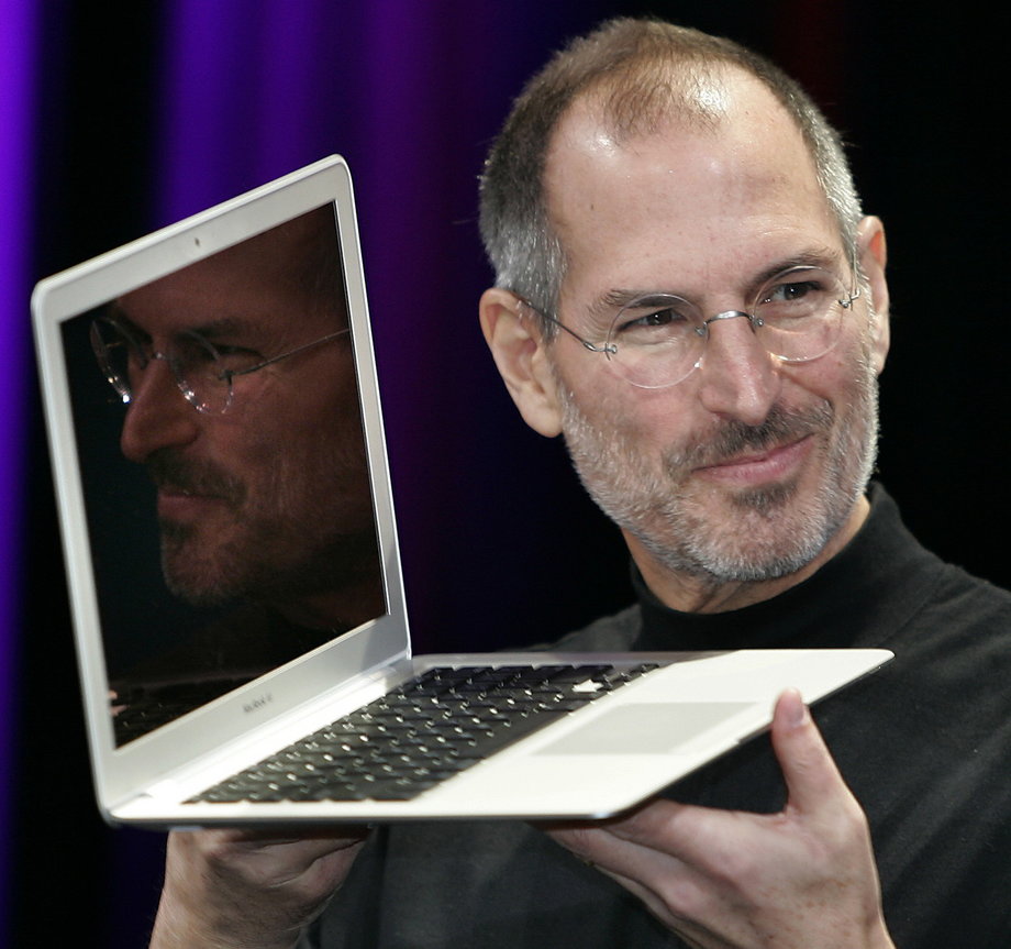 Steve Jobs prezentuje pierwszą generację MacBooków Air