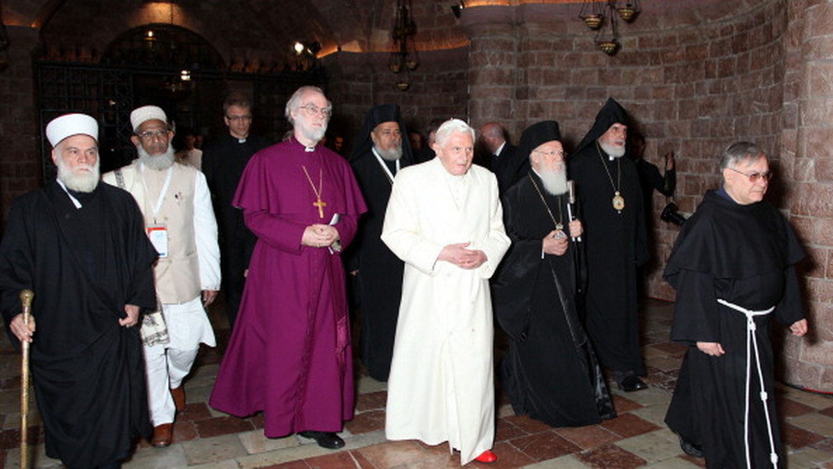 W Krakowie 24 XI 2010 r. odbyło się spotkanie religijne w intencji pokoju " Echo Asyżu". Wydarzenie było reakcją na październikowe spotkanie papieża Benedykta XVI z wyznawcami wielu religii i ludźmi niewierzącymi w Boga, ale poszukujących w świecie wartości duchowych.
