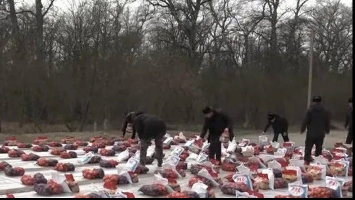 "Pomoc" dla rodzin zmarłych czeczeńskich bojowników. Wymowne obrazy z Groznego