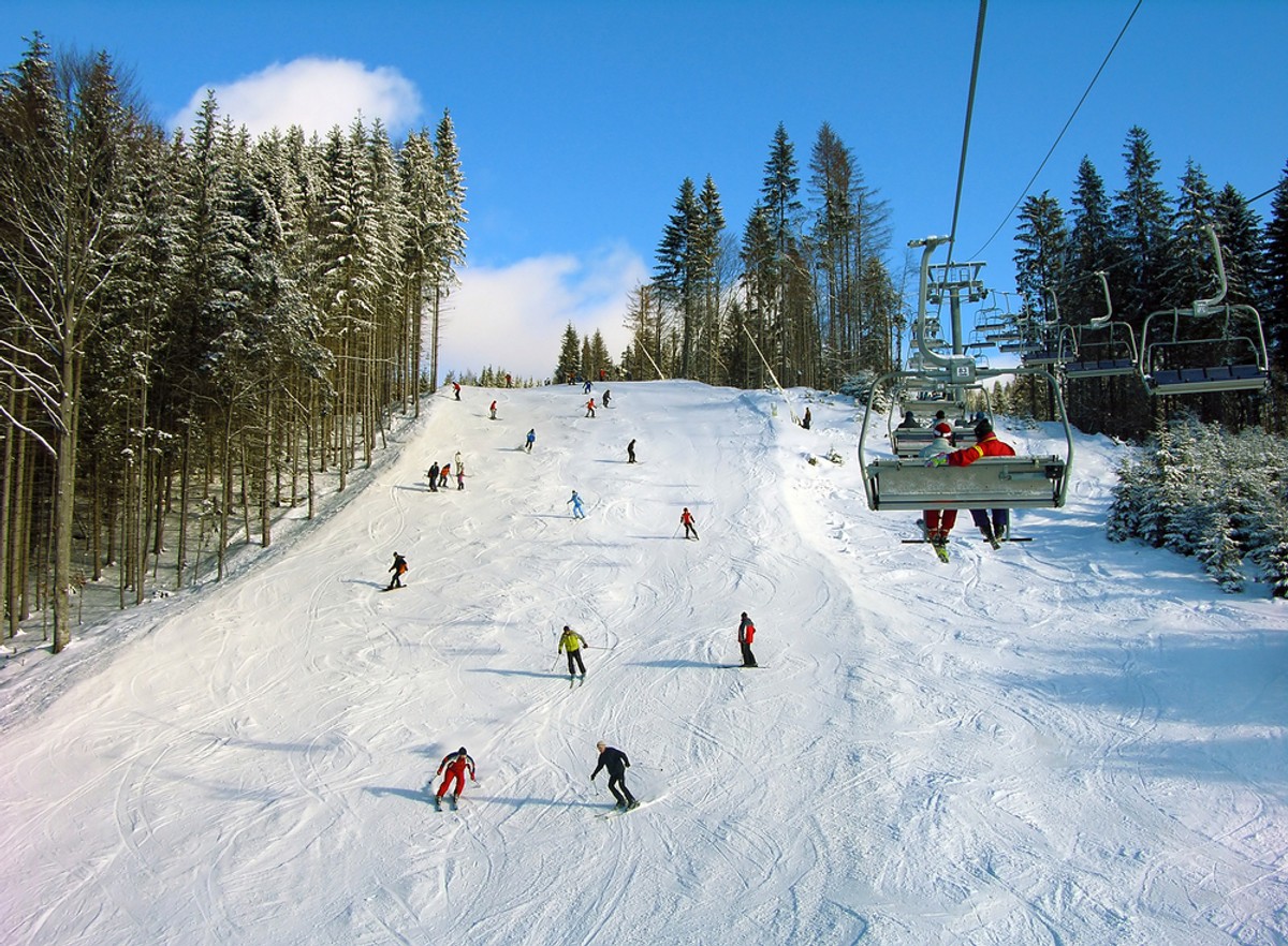 Bukowel na Ukrainie Polskich narciarzy i snowboardzistów na ukraińskie Karpaty przyciągają stosunkowo niskie ceny i bliskość do granicy z Polską (karpackie kurorty leżą na zachodniej Ukrainie). Najsłynniejszym ukraińskim ośrodkiem narciarskim jest Bukowel. Kurort położony jest około 250 km od granicy z Polską, 30 km od miasta Jaremcze i 100 km na południowy-zachód od Iwano-Frankiwska. Leży na stokach trzech gór: Bukowel (1127 m), Czarna Klewa (1246 m) oraz Dowga (1372 m). Kompleks oferuje ponad 53 km tras o wszystkich poziomach trudności, o długości od 300 do 2350 m i spadku od 40 do 285 m. Trasy przebiegają po stokach specjalnie wyposażonych w podłoże trawiaste, armatki śnieżne i osłony przeciwsłoneczne. Trzy stoki są oświetlone. Jednocześnie na stokach kompleksu może jeździć do 15 000 osób.