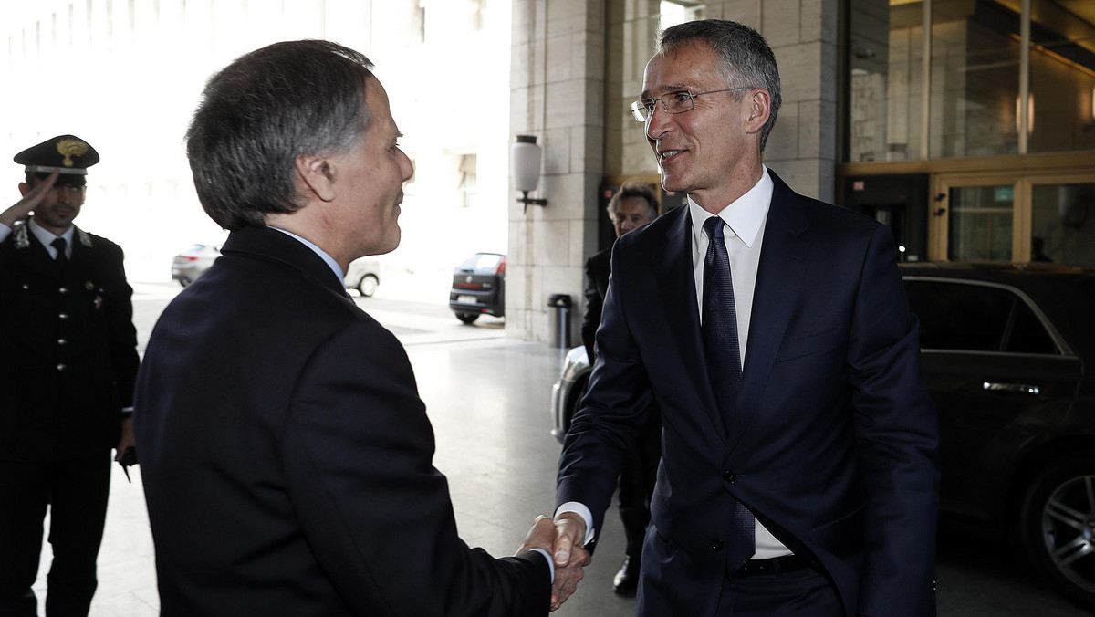 NATO musi angażować się na południowej flance w związku z wyzwaniami, jakie płyną z tamtej strony - powiedział szef włoskiej dyplomacji Enzo Moavero Milanesi podczas spotkania z sekretarzem generalnym Sojuszu Jensem Stoltenbergiem w Rzymie.