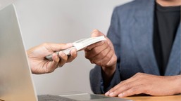 ile osób w polsce ma roczne dochody wyższe niż 120 000 zł? jak nie wpaść w drugi próg podatkowy i legalnie obniżyć pit? 120 tys brutto czy netto kalkulator gov