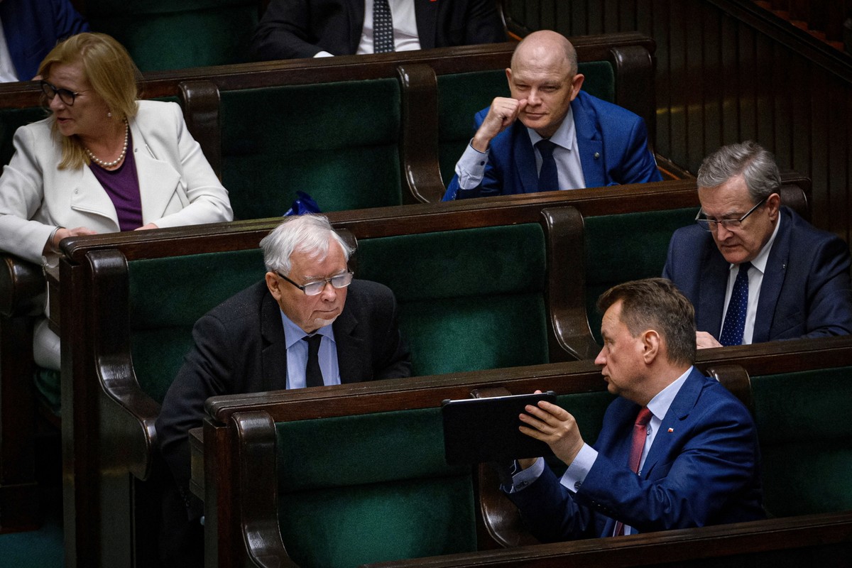 Sejm rozpoczął posiedzenie. Zajmie się poprawkami do bonu turystycznego i wnioskami o odwołanie szefów MS i MSWiA