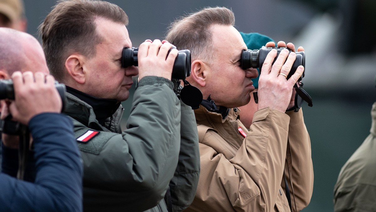 Prezydent Andrzej Duda i szef MON Mariusz Błaszczak na poligonie w Orzyszu