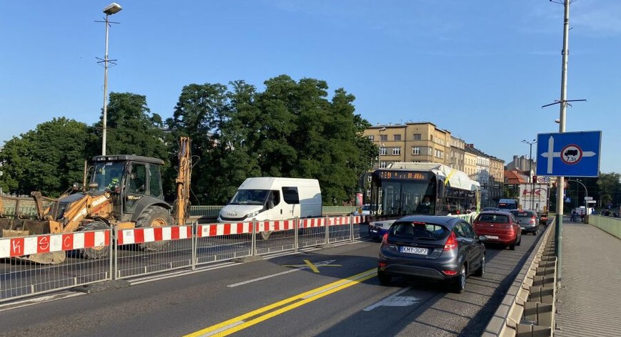 Remont mostu Dębnickiego będzie kosztował ok. 6,8 mln zł. Wykonawcą jest firma Most z Sopotu, która złożyła najkorzystniejszą ofertę finansową, jak też dała najkrótszy termin przywrócenia mostu do pełnej przejezdności.