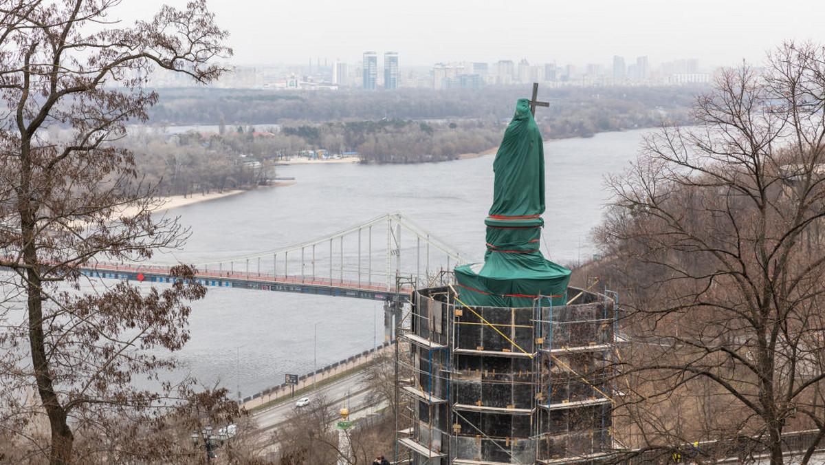 Pomnik Włodzimierza Wielkiego w specjalnej konstrukcji ochronnej na Wzgórzu Wołodymyrskim w Kijowie