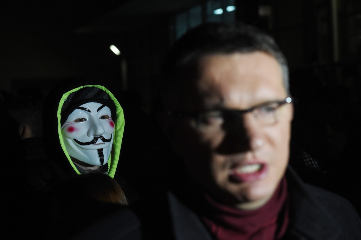 Wiceprezes Nowej Prawicy Przemysław Wipler podczas zainicjowanej przez Ruch Narodowy manifestacji pod siedzibą Państwowej Komisji Wyborczej