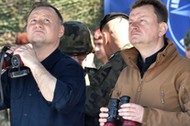 Andrzej Duda i szef MON Mariusz Błaszczak podczas manewrów wojskowych Anakonda-20