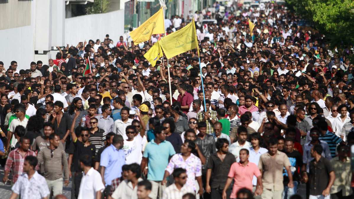 W stolicy Malediwów wybuchły starcia między policją a tysiącami zwolenników byłego prezydenta, którzy domagają się jego powrotu do władzy. Mohamed Nasheed dzień wcześniej podał się do dymisji. Oskarżył swojego następcę o udział w zamachu stanu. Rajskie wyspy co roku odwiedza ok. 900 tys. turystów.