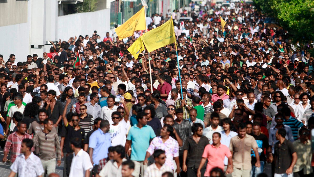 W stolicy Malediwów wybuchły starcia między policją a tysiącami zwolenników byłego prezydenta, którzy domagają się jego powrotu do władzy. Mohamed Nasheed dzień wcześniej podał się do dymisji. Oskarżył swojego następcę o udział w zamachu stanu. Rajskie wyspy co roku odwiedza ok. 900 tys. turystów.