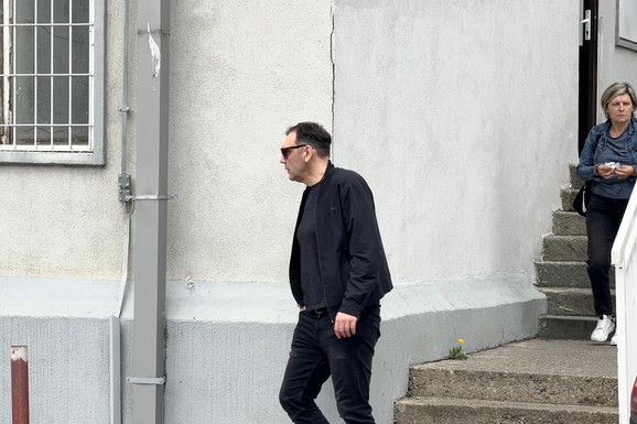 (VIDEO) KASPER POSETIO MINU KOSTIĆ U LAZI Prve fotografije Maneta ispred klinike, nosio crne naočare, pa uradio ovo