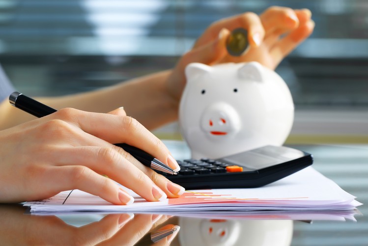 <strong>Rezerwy na czarną godzinę</strong>
<br></br>
Pralka przestała działać, w samochodzie trzeba wymienić alternator, a do tego nie obędzie się bez hydraulika. Lista sytuacji nagłych i niespodziewanych, które mogą się wydarzyć, właściwie nie ma końca. Znakomita większość z nich pociąga za sobą nieplanowane wydatki. Jeśli nie byliśmy na nie gotowi finansowo, zapłacimy po prostu więcej, aby tylko czym prędzej opanować 