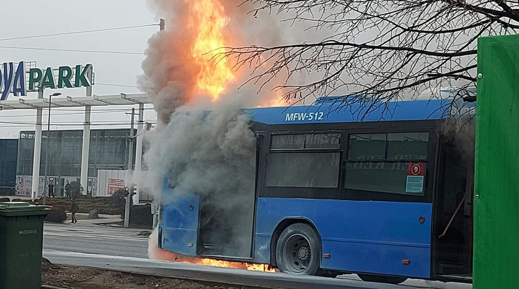 Kigyulladt egy busz Budapesten a XI. kerületben - Blikk