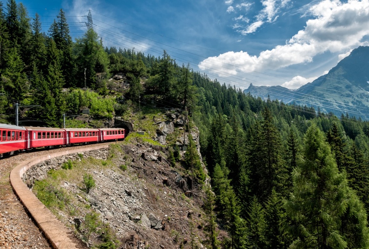 Słynny Glacier Express łączy St.Moritz i Zermatt w szwajcarskich Alpach. Na swojej trasie mija liczne zabytki światowego dziedzictwa.