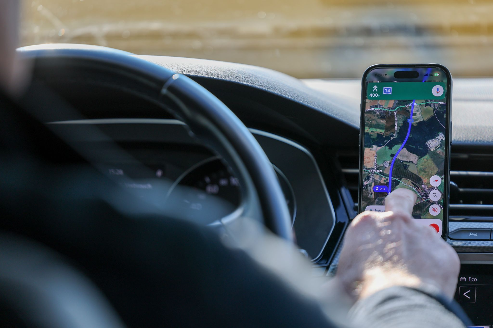 Jeder vierte Fahrer tippt am Steuer - Experten fordern KI-Kamera-Überwachung