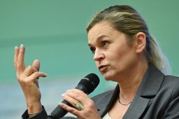 tak men chce zapłacić nauczycielom za nadgodziny. związkowcy zbulwersowani