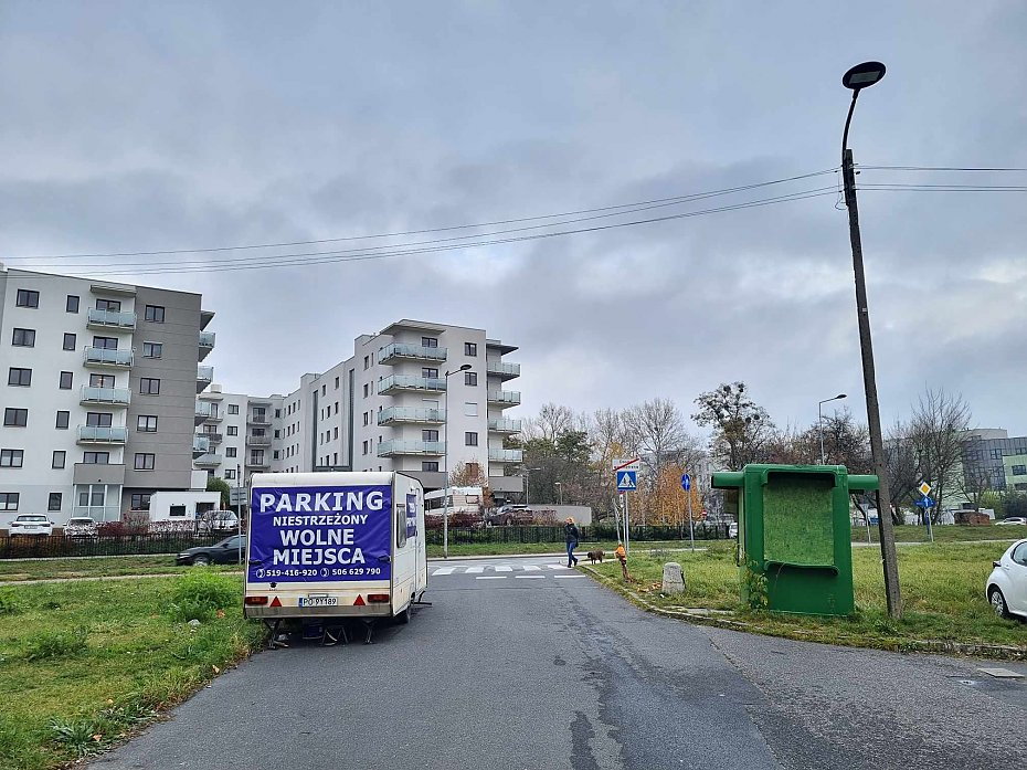 Parking niestrzeżony, płatny, w miarę posprzątany - i oświetlony miejskimi lampami