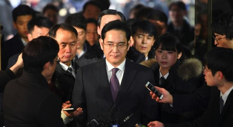 Samsung Group's heir-apparent Lee Jae-Yong (C) arrives at the Seoul Central District Court for a hearing on his arrest warrant on January 18, 2017
