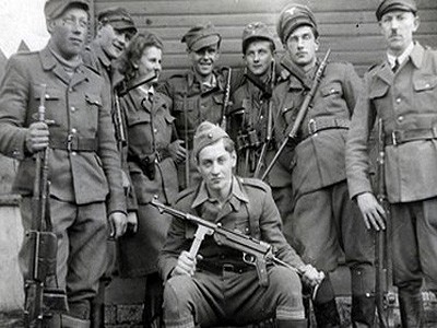 Żołnierze Wyklęci - zdjęcia w umundurowaniu polowym.