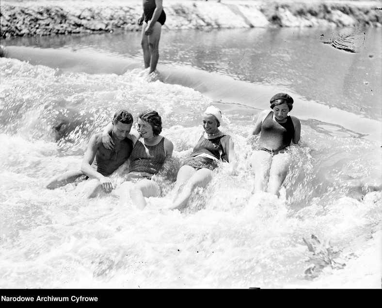 Plażowicze podczas kąpieli w 1930 r.
