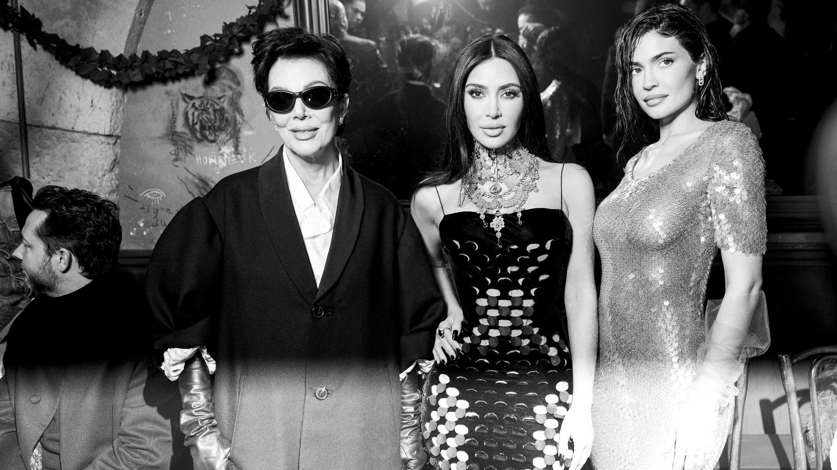 Kris Jenner, Kim Kardashian a Kylie Jenner na módnej prehliadke Maison Margiela Haute Couture jar/leto 2024 (PFW) v Paríži 25. januára 2024. © Pierre Perusseau / Tiziano Da Silva / Bestimage