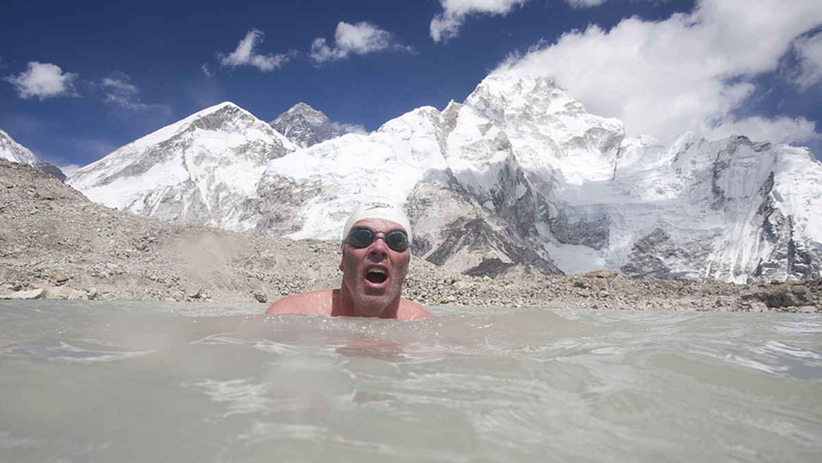 40-letni Brytyjczyk Lewis Gordon Pugh jest pierwszym w świecie pływakiem, który przepłynął lodowcowe jezioro w masywie Everestu w spodenkach pływackich, ochronnych okularach i czepku - donosi Press Association.
