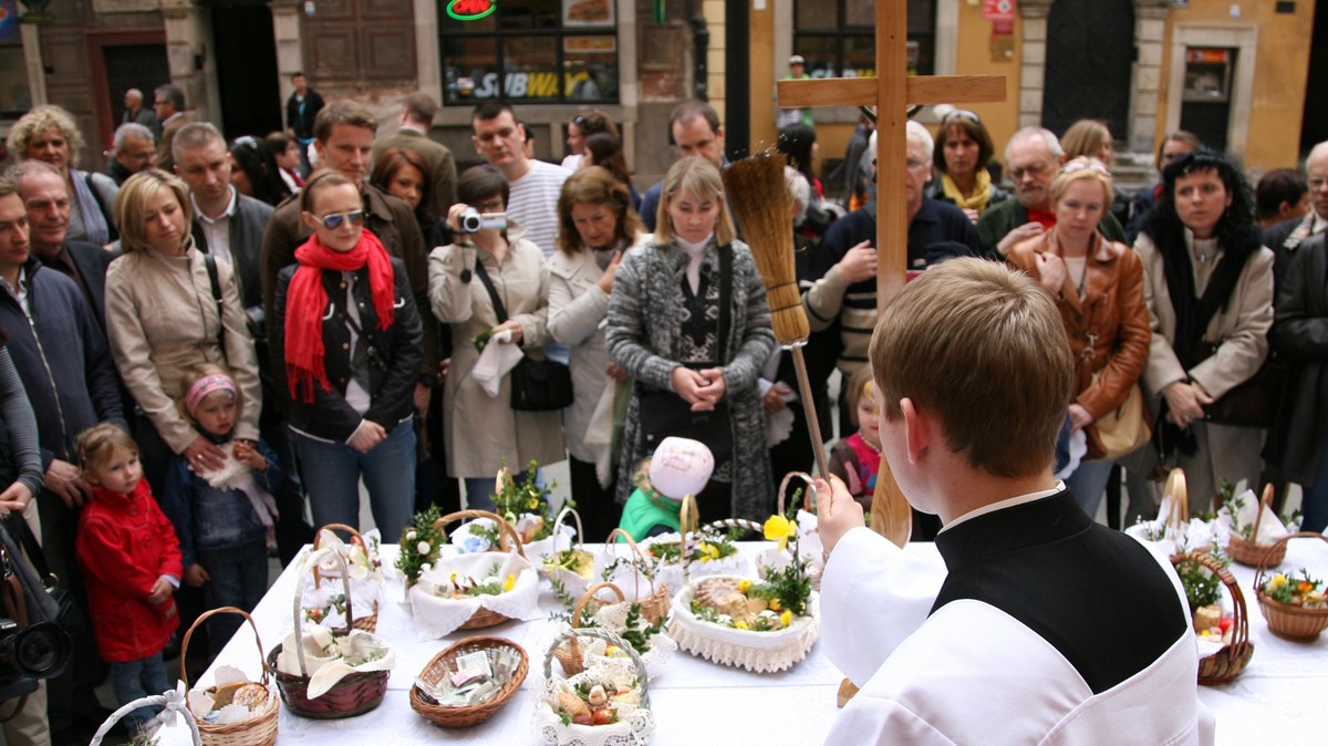 Pogoda na Wielki Tydzień zaskakuje. Najpierw chłód, a nawet deszcz i śnieg. Potem? Fala ciepła!