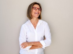 Klasyka na różne sposoby, czyli jak modnie nosić białą koszulę?