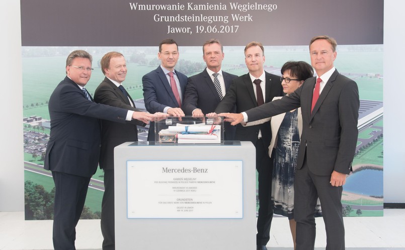 Niemiecki koncern Daimler AG rozpoczyna w Jaworze (Dolnośląskie) budowę fabryki Mercedes-Benz