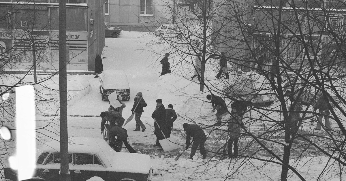Tunele w śniegu, miejscy narciarze. PRL-owski armageddon czyli "zima stulecia"