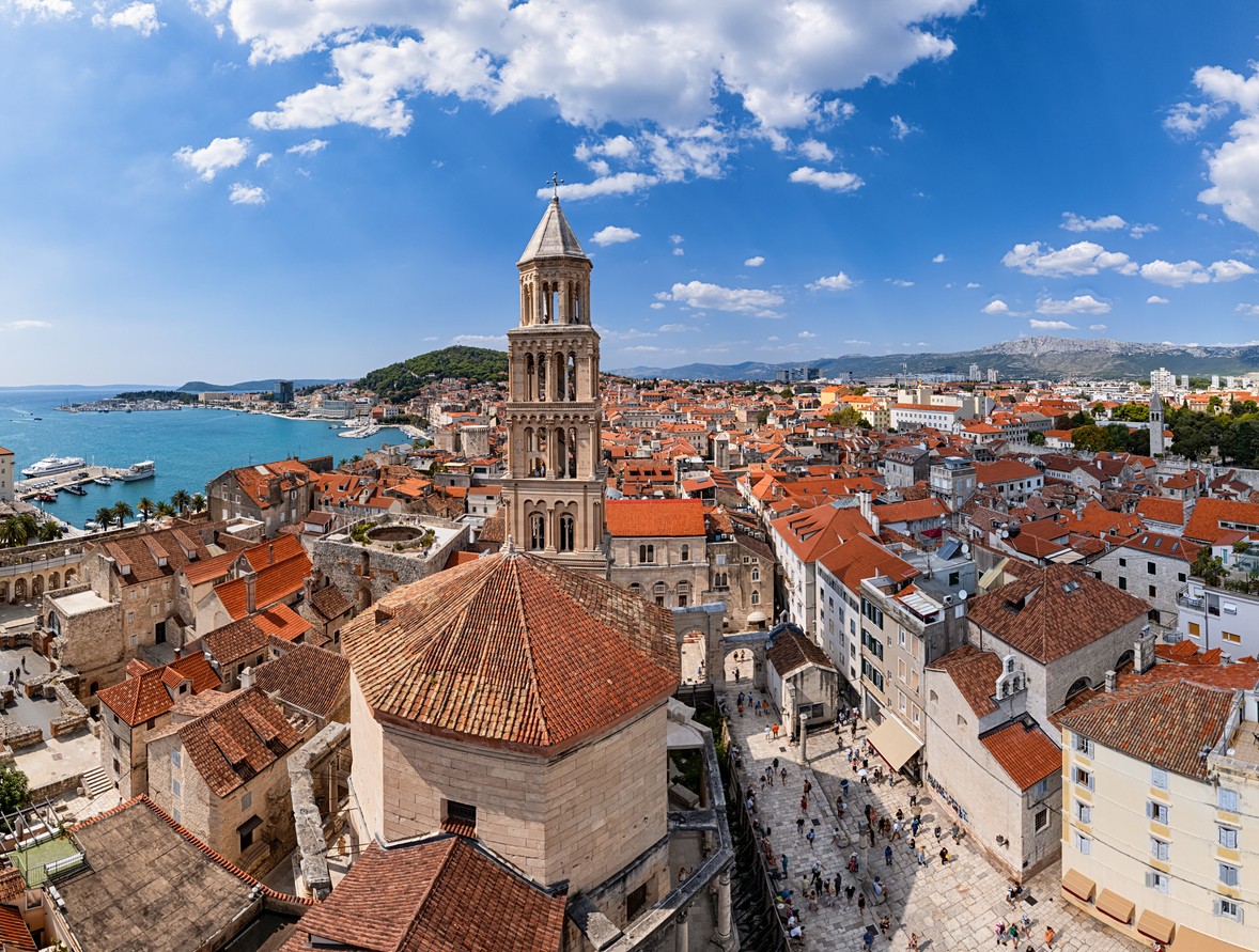 Split je najväčšie mesto v Dalmácii a druhé najväčšie mesto v Chorvátsku.