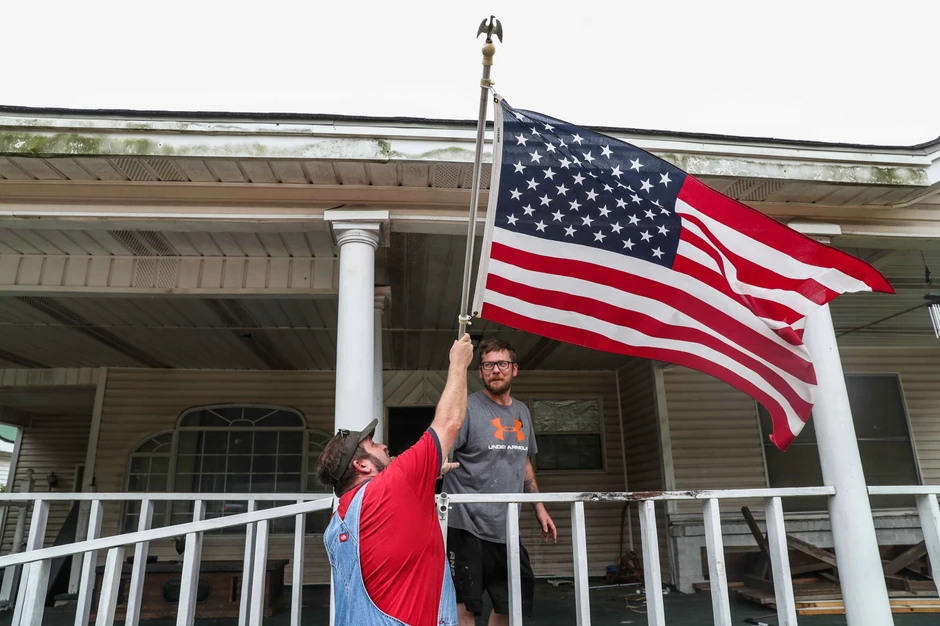 Uragan Lora naterao ljude na evakuaciju
