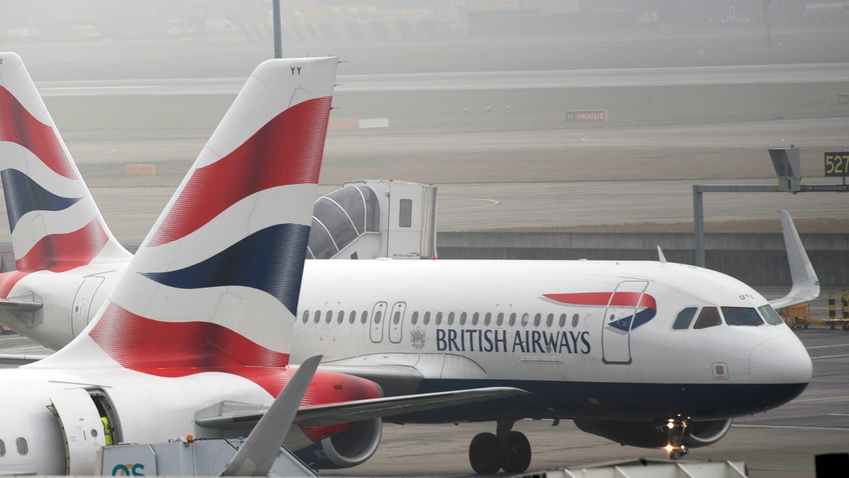 Aktualnie wszystkie loty British Airways z dwóch największych londyńskich lotnisk Heathrow i Gatwick są odwołane. Utrudnienia mają trwać do godziny 18 czasu lokalnego (godzina 19 czasu polskiego). Nie podano jeszcze przyczyn awarii sieci informatycznej. Loty British Airways z Polski na razie odbywają się zgodnie z planem.