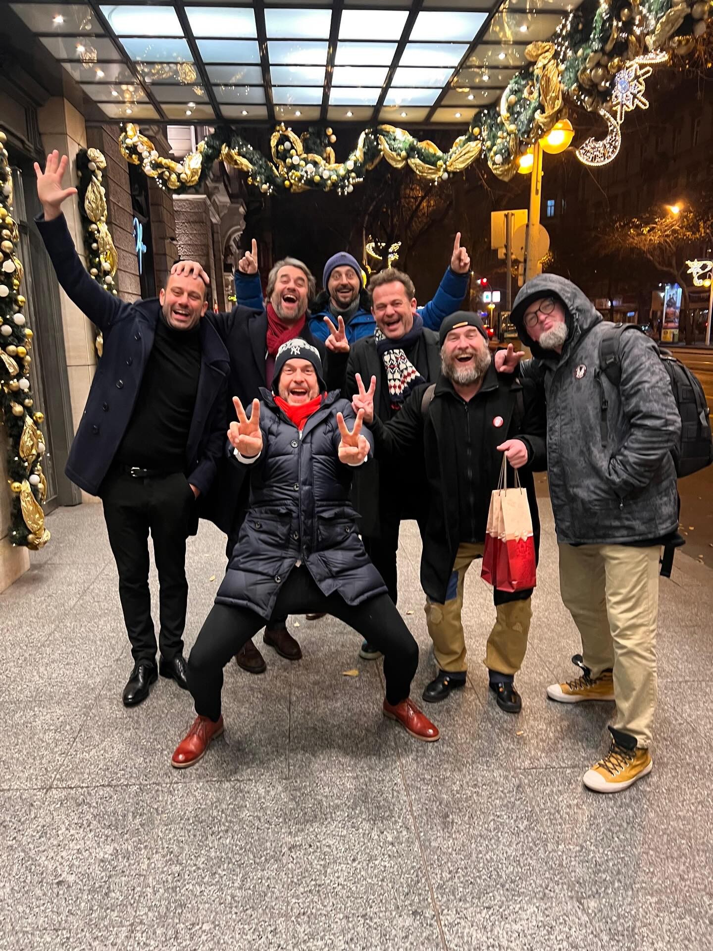 Vlada Kobielskeho, Roba Jakaba, Mariána Miezgu, Lukáša Latináka a Juraja Kemku spája okrem VŠMU a priateľstva aj hra Na koho to slovo padne.