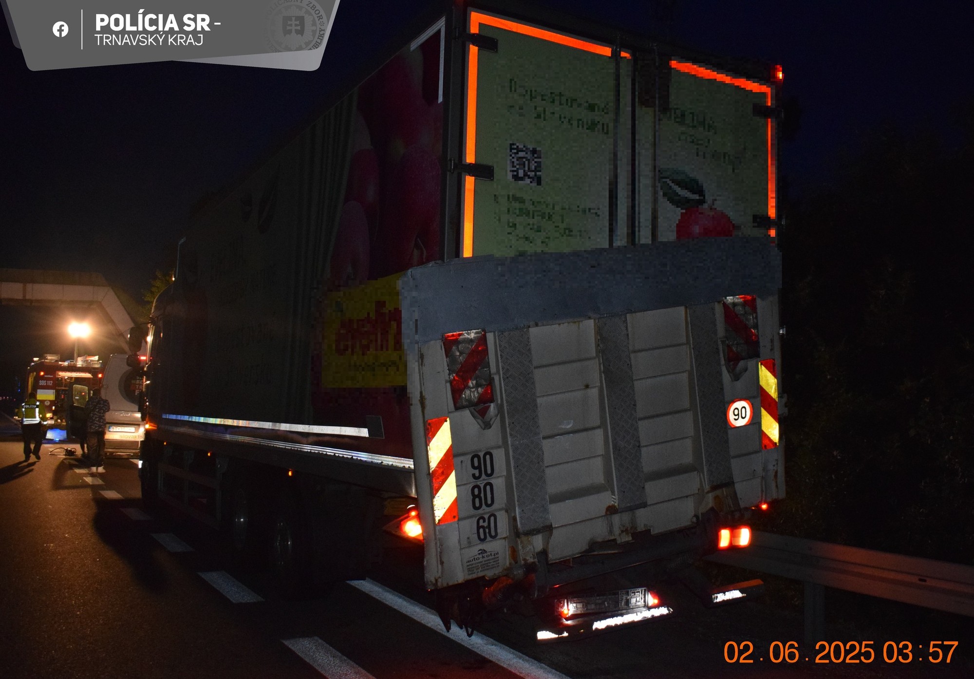 Pri dopravnej nehode na D1 pri Trnave sa vážne zranila jedna osoba.