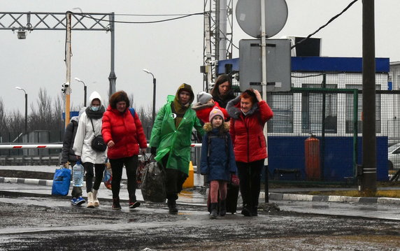 Grupa osób z regionów kontrolowanych przez separatystów we wschodniej Ukrainie przekracza granicę z Rosją