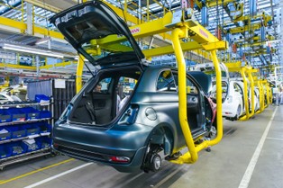 Nie czas na „gospodarkę postindustrialną”. Przemysł leczy