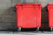 Nowy kolor pojemników na odpady (czerwony) już na ulicach. Jakie śmieci do nich wrzucać?