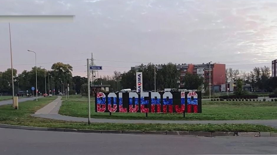 Ktoś pomalował w Rydze znak z nazwą osiedla w barwy flagi rosyjskiej