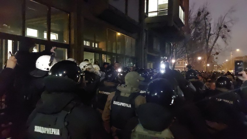 Okupljeni su sada ispred zgrade fakuleta