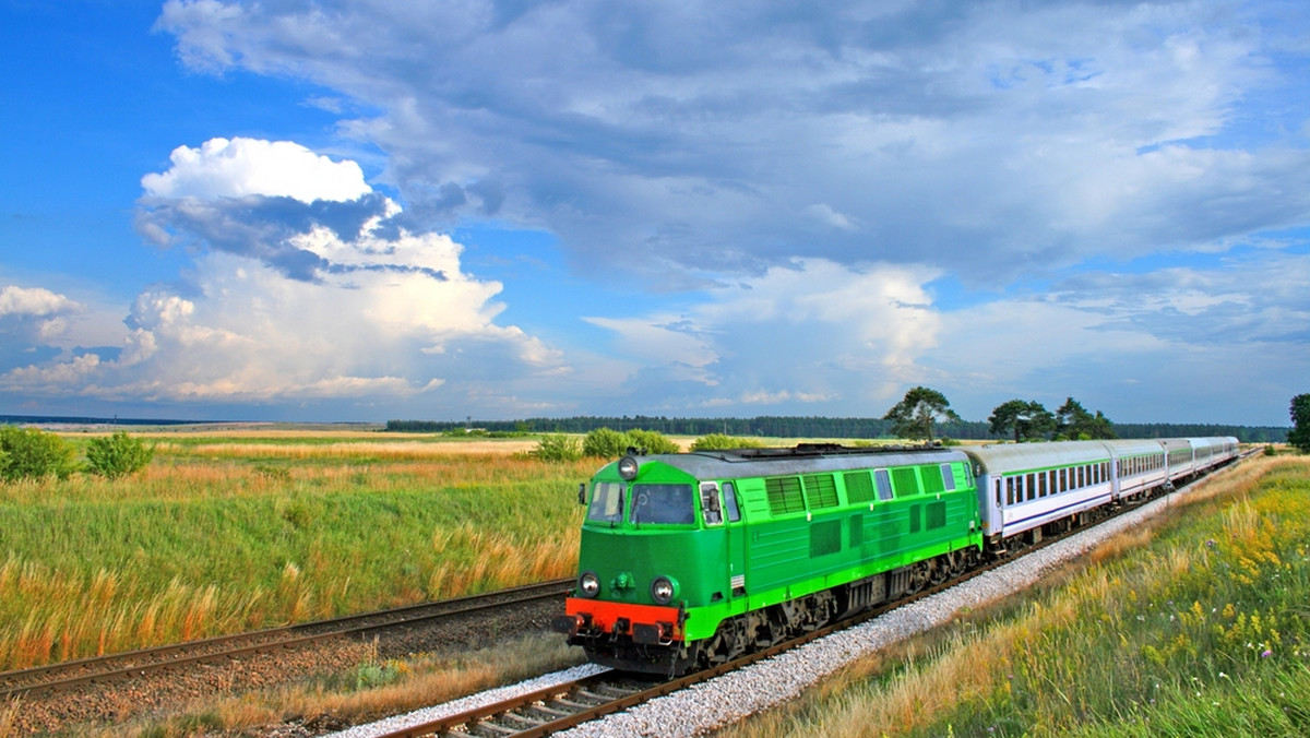 Ponad 160 zmodernizowanych wagonów PKP Intercity kursuje już na trasie Przemyśl-Szczecin. Klimatyzowane przedziały wyposażone są m.in. w 6 foteli oraz indywidualne oświetlenie. Do końca br. przybędzie kolejnych 57 wagonów. Koszt modernizacji taboru to 592 mln zł.