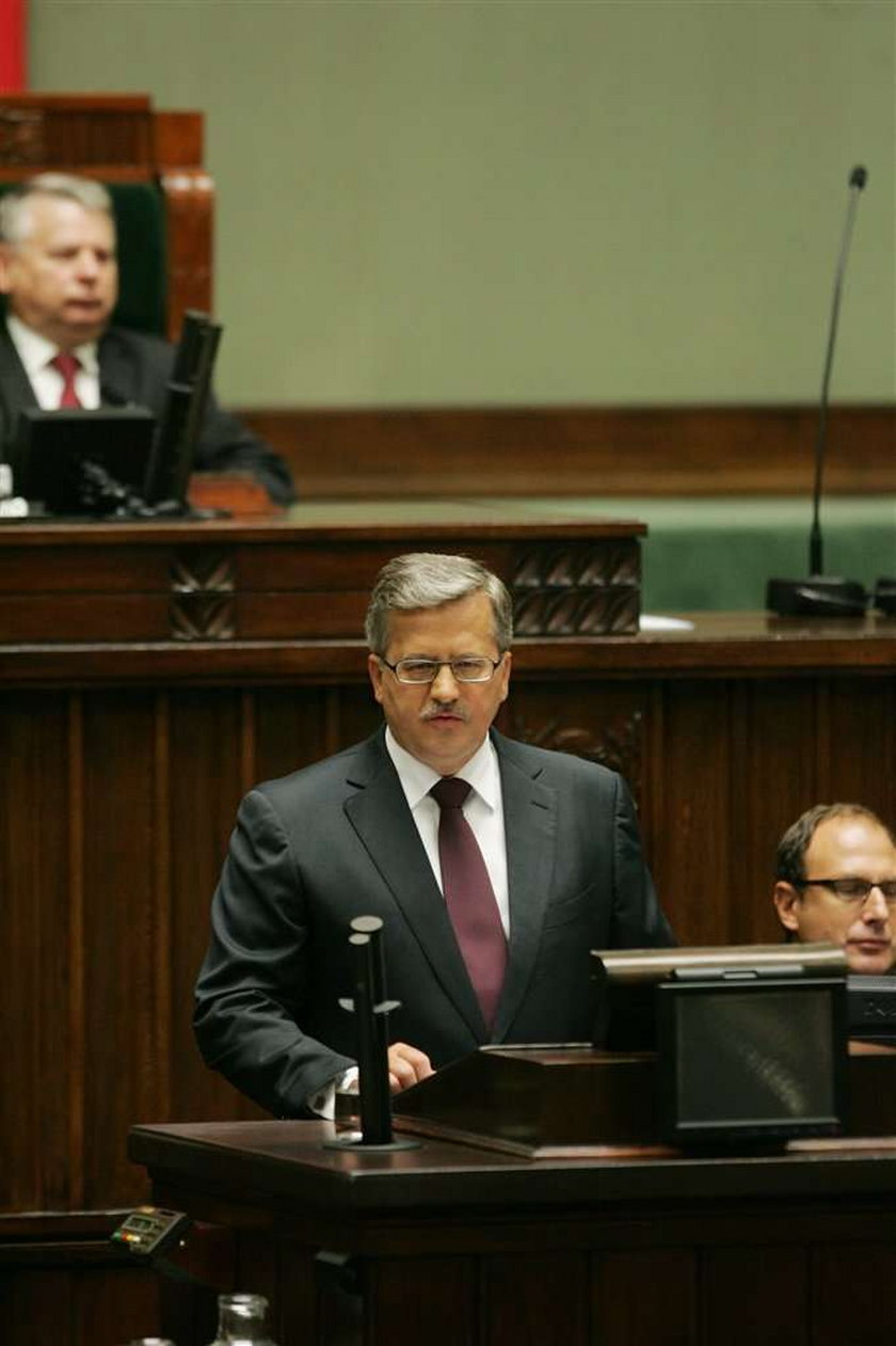 Orędzie, które w piątek wygłosił Bronisław Komorowski powstawało kilkanaście dni. Pracowało nad nim wiele osób