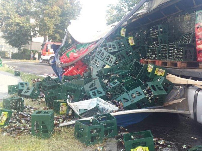 Piwo lało się po ulicach. Wypadek ciężarówki