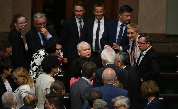 Jarosław Kaczyński i posłowie PiS w Sejmie
