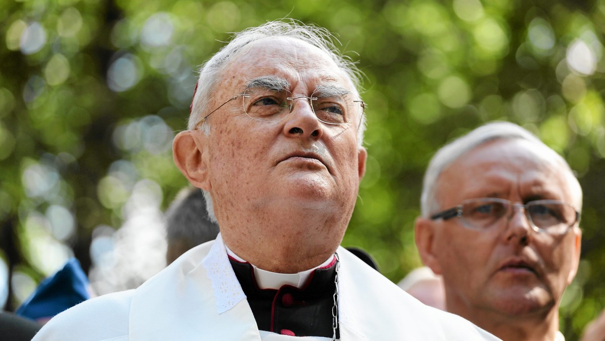 Na antenie radia RMF FM abp Henryk Hoser zabrał głos na temat swojego konfliktu z ks. Wojciechem Lemańskim. Stwierdził on, że sytuacja w jego parafii była niebezpieczna. - Dochodziło już do siłowych rozwiązań i nie waham się użyć słowa, że ksiądz Lemański miał nieszczęście sfanatyzowania swoich zwolenników, którzy podtrzymywali to w jego postawie - podkreślił. Abp Hoser odniósł się też do sprawy pigułki "dzień po". - Nie ma mowy o tym, żeby Kościół kiedykolwiek zaakceptował środki antykoncepcyjne - zaznaczył w rozmowie z Krzysztofem Ziemcem.