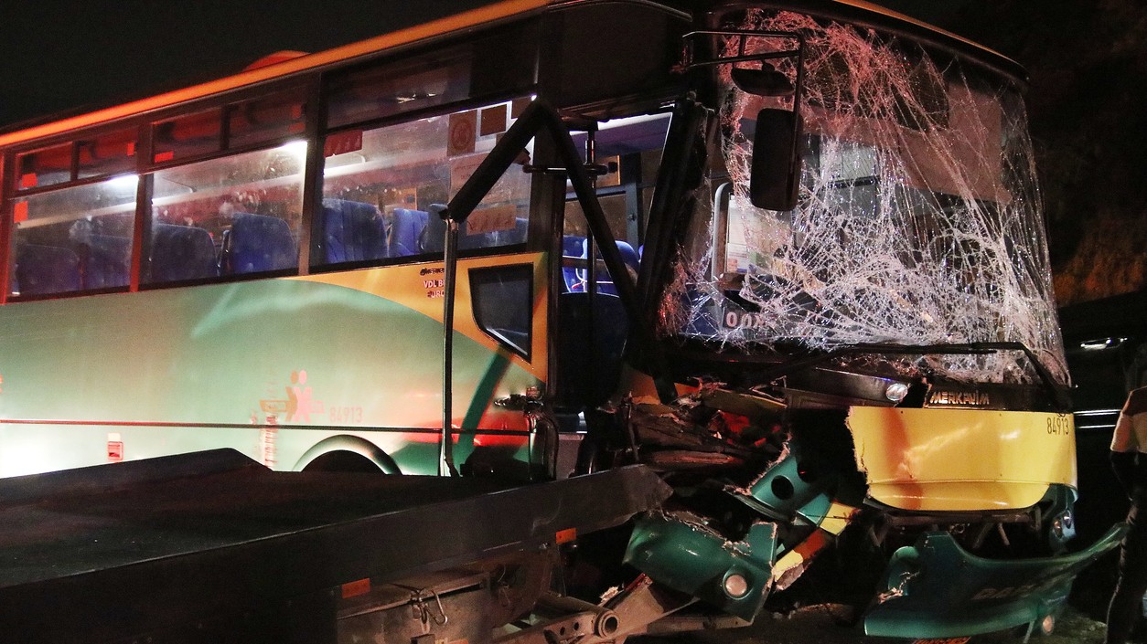 Autobus s mladými športovcami narazil do stromu. (ilustračné foto)