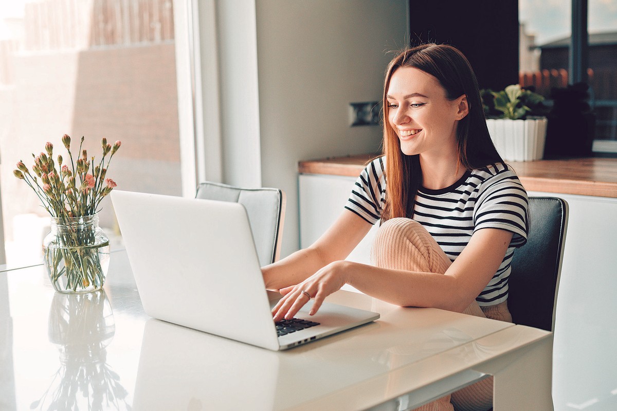 Kobieta przy laptopie
